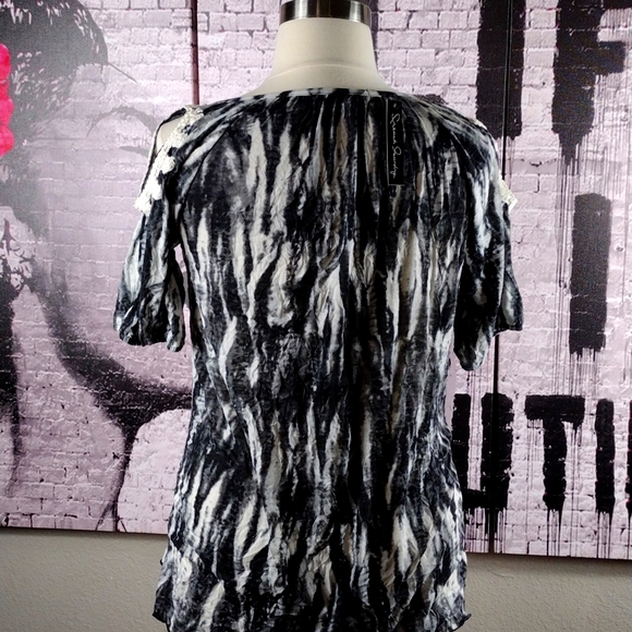 ❤️6 items for $25 sale!!❤️ French Laundry Coldshoulder Tie Dye Top - Picture 3 of 4